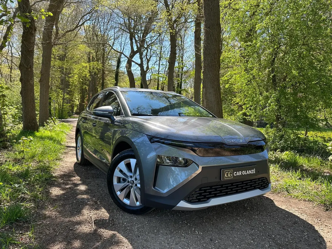 Skoda Elroq voorzijde in het bos