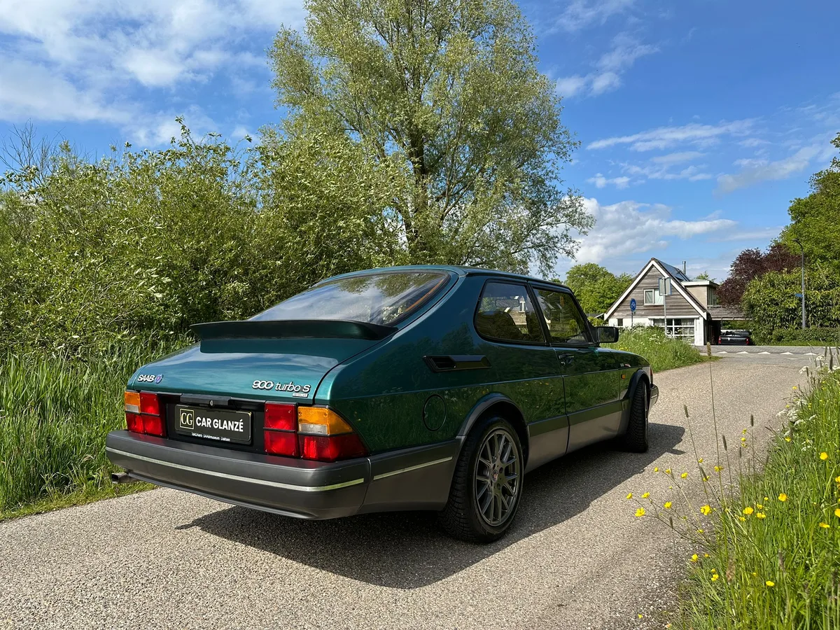 Saab 900 Turbo S achterzijde hoek
